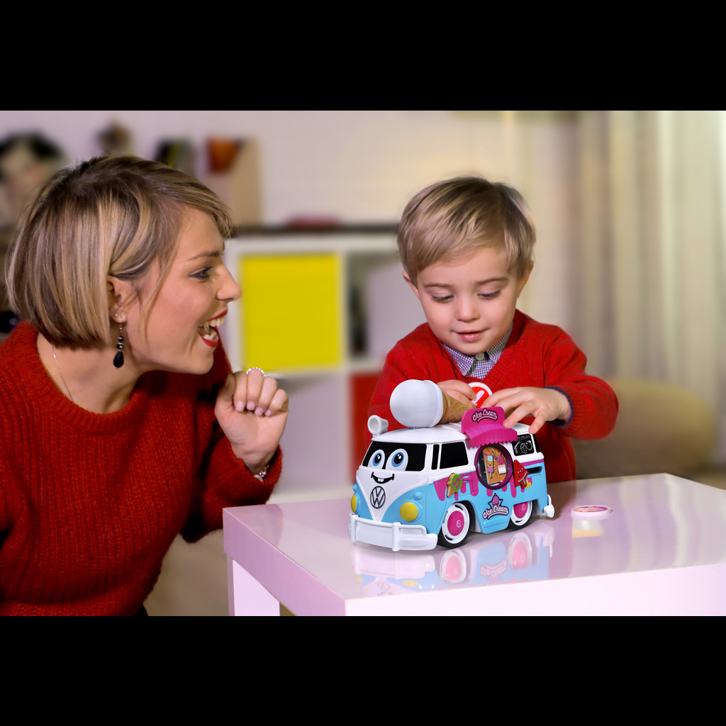 16-88610_Boy_&_Mum